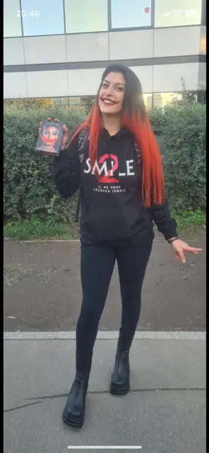 Une femme tenant un flyers.