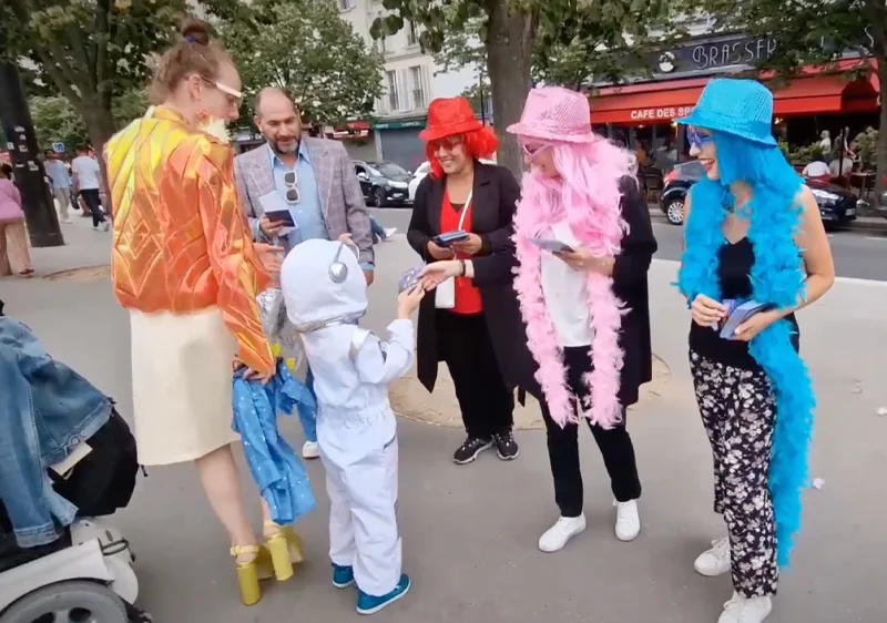 Un groupe de personne costumée discutant dans la rue.